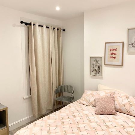 Modern 2 Bedroom Apartment With Private Garden Near Canary Wharf London Exterior foto